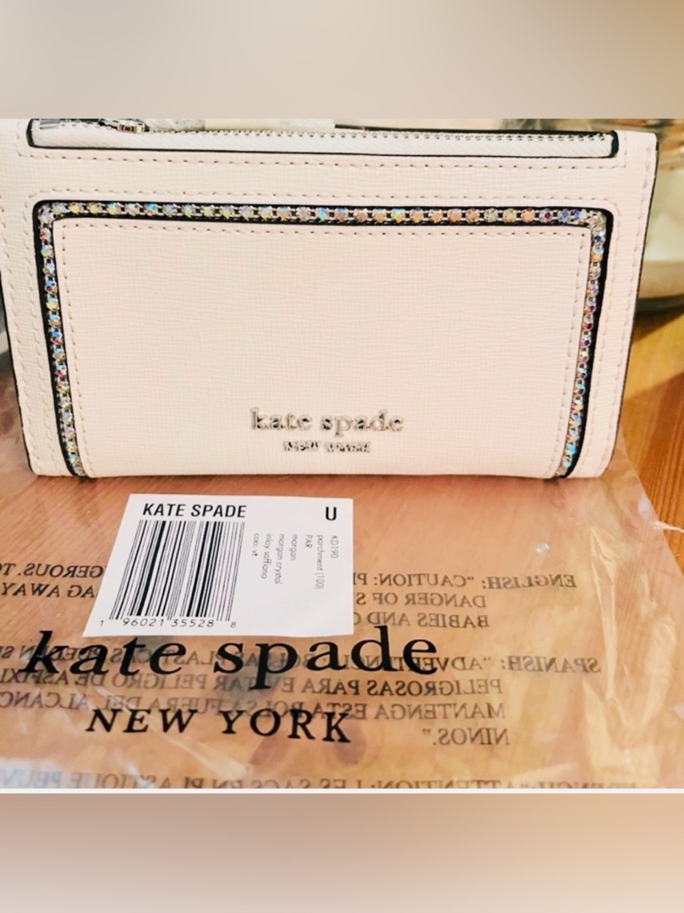 NWT Kate Spade White Wallet with Silver  accents. Includes gift 🎁 box